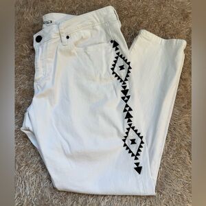 Chip & Pepper white jeans with black accents.  Size 32